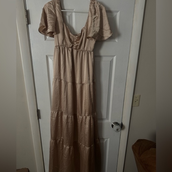 NWOT Show me your Mumu Nicole Maxi Satin Tiered Dress
Bridesmaid-Champagne - Picture 6 of 6